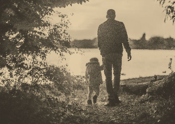 papa y niño caminando